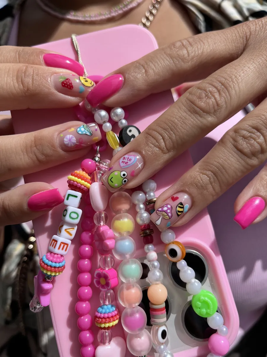 Rosa naglar med söta detaljer