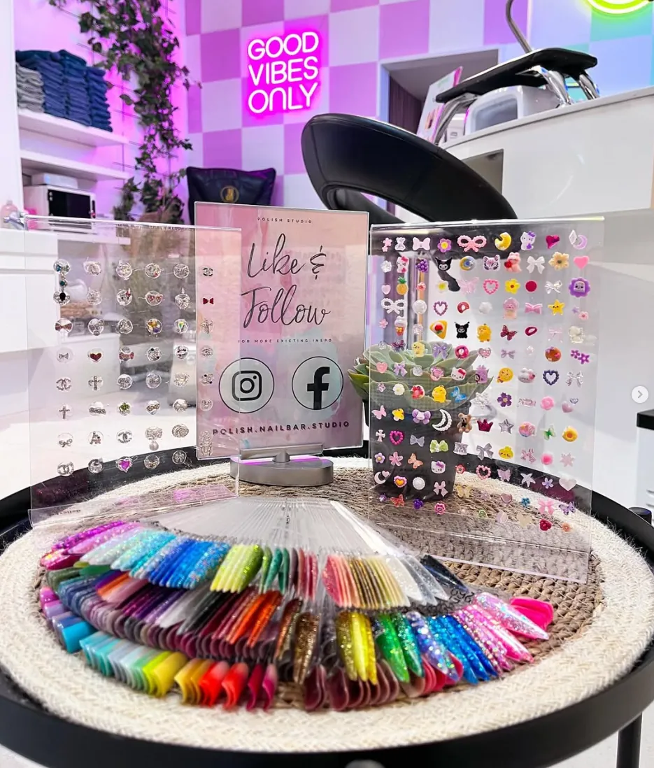 Färgprover och designval i Polish Nailbars studio
