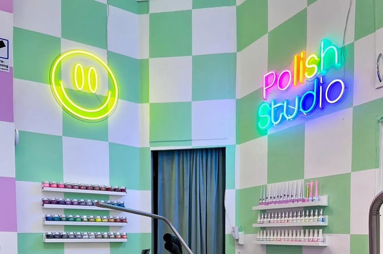 Polish Nailbars studio i Göteborg med mintgrön rutig vägg, en gul smiley i neon och en rosa neonskylt med texten Polish Studio.