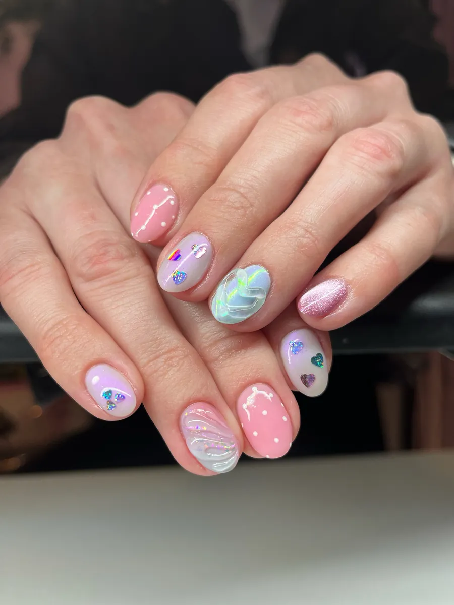 Pastellnaglar med swirl-mönster och hjärtan