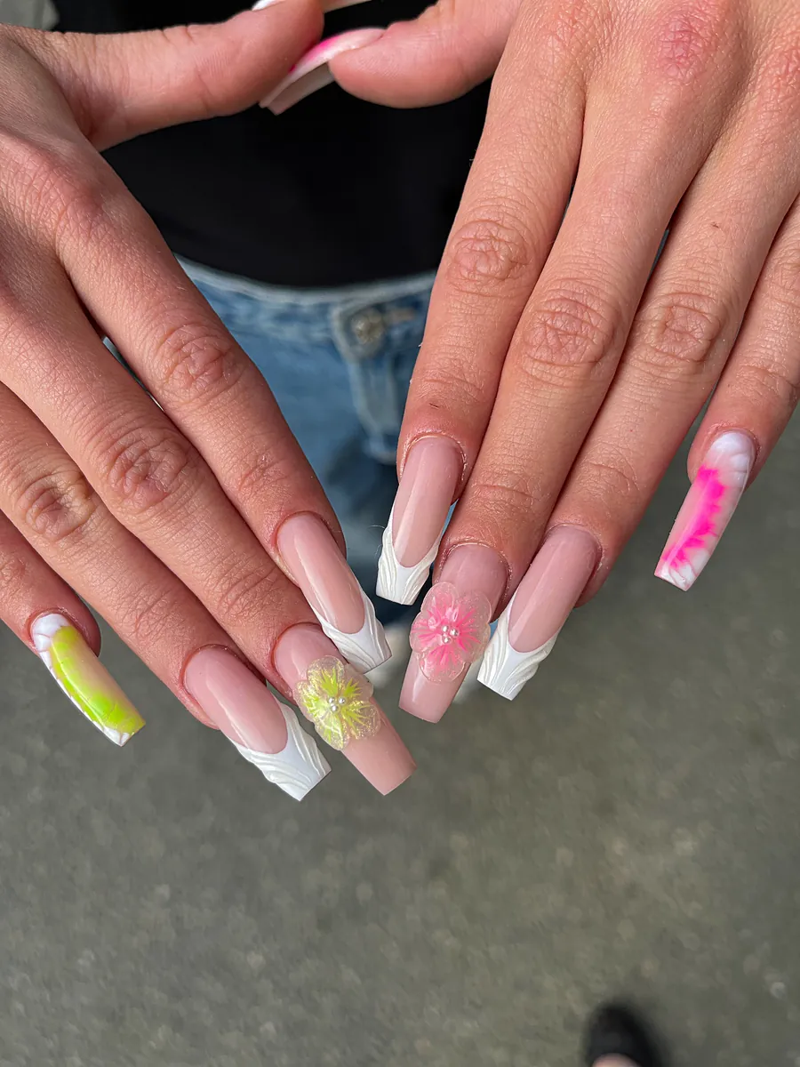 Naglar i vitt och rosa