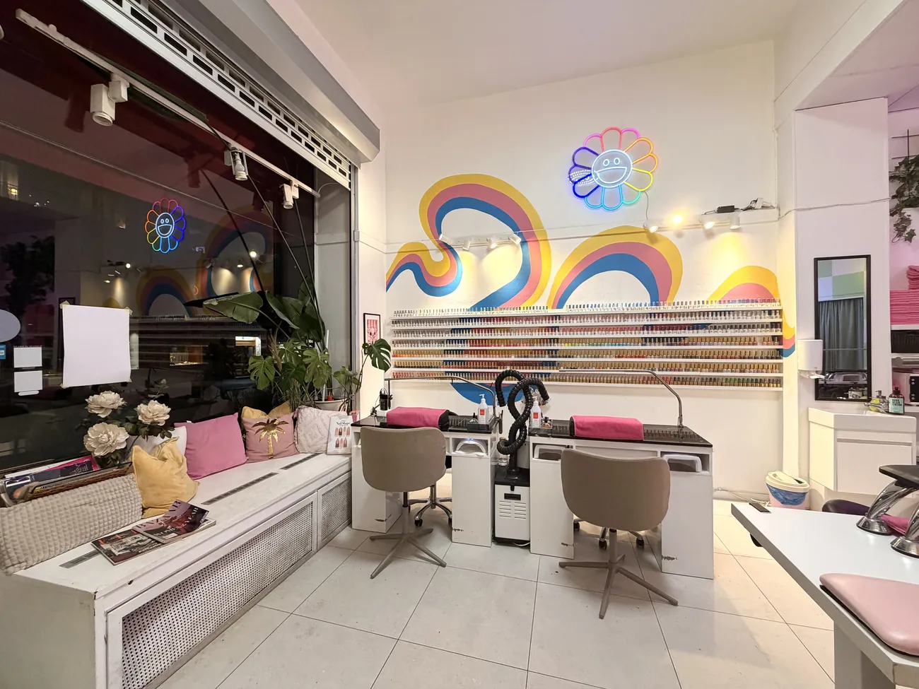 Ljus och välstädad behandlingsyta i Polish Nailbars studio i Göteborg.