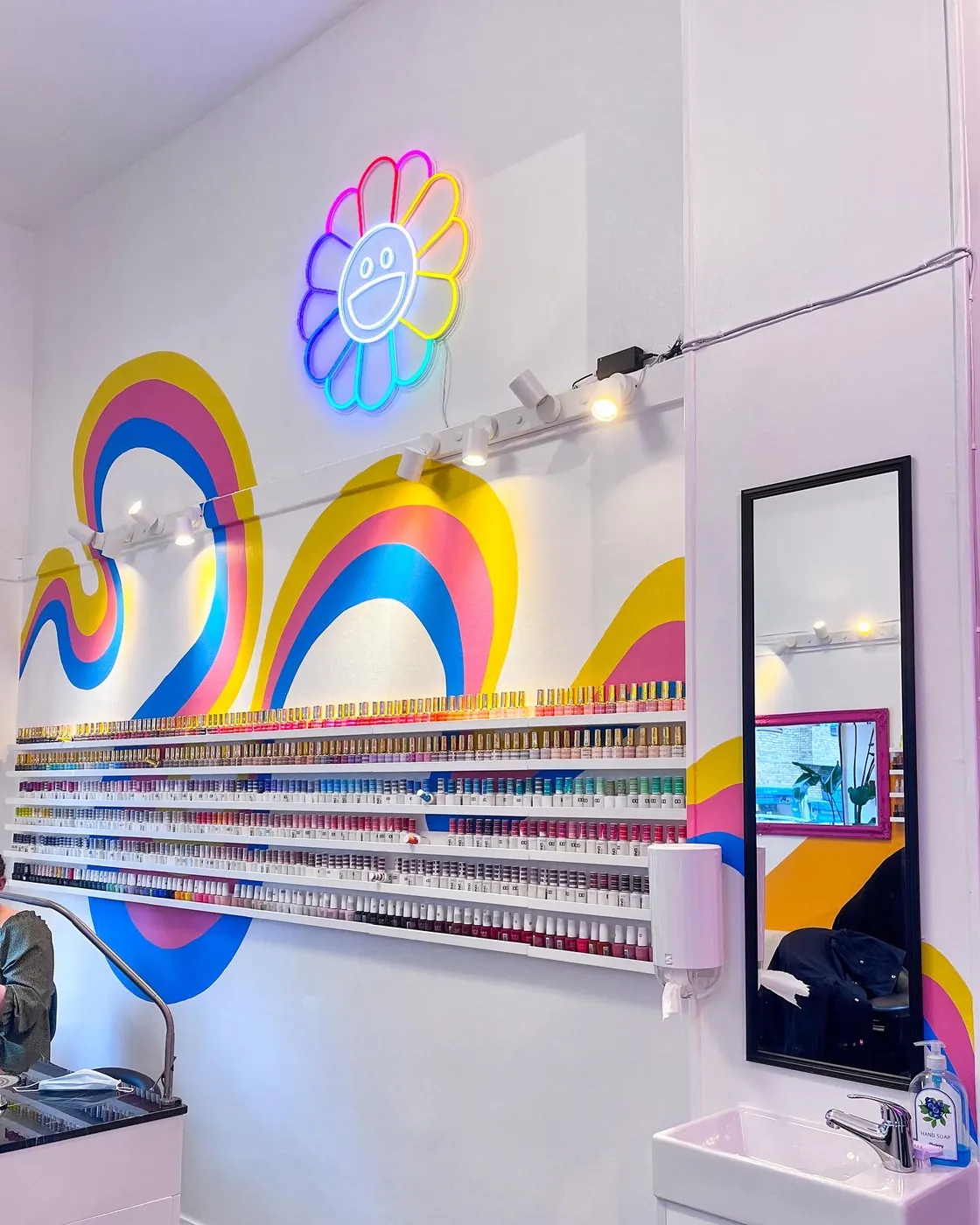 Polish Nailbars regnbågsvägg med nagellack och smiley-neon