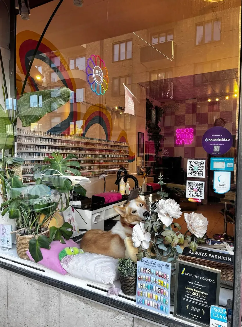 Polish Nailbars fönster mot gatan i Göteborg