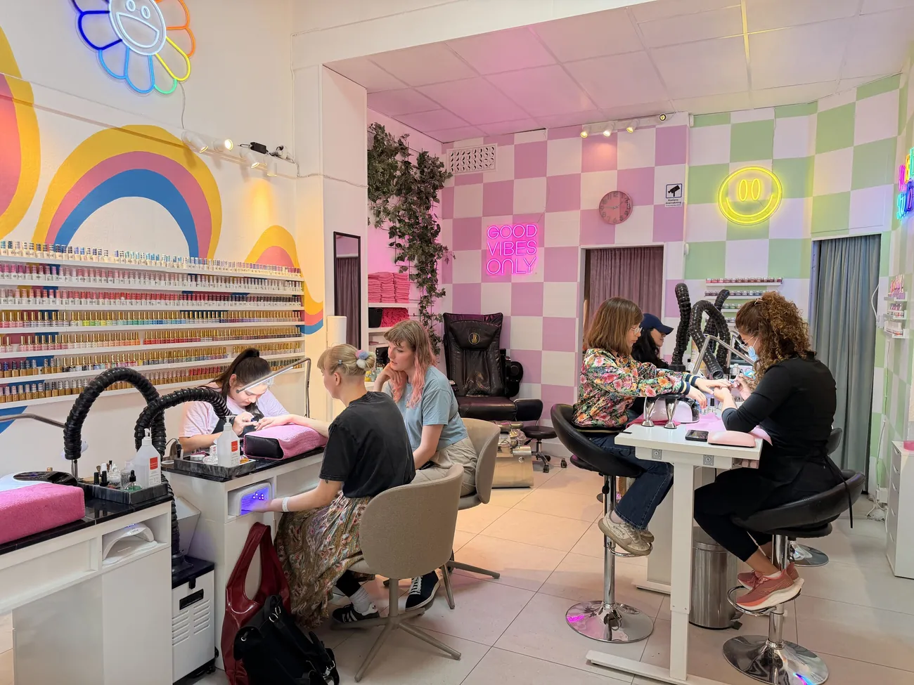 Manikyrstationer framför en mintgrön rutig vägg i Polish Nailbars studio i Göteborg.