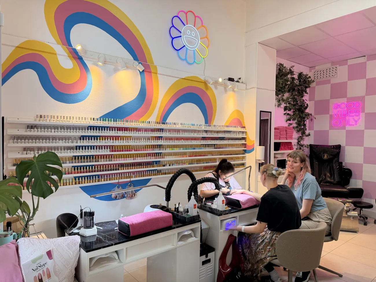 Manikyrstationer och färgglada väggar i Polish Nailbars studio i Göteborg.